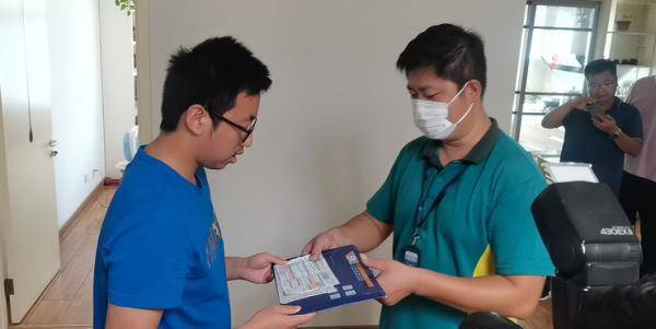 投递|刚刚！首封邮政投递高考录取通知书送达