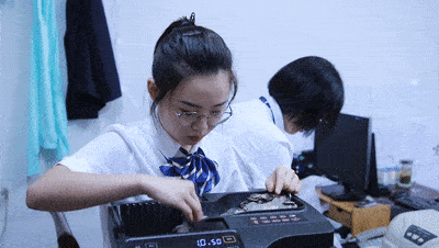 对于银行|“数钱数到手抽筋” 女子家里钱堆成山，足足4吨重！