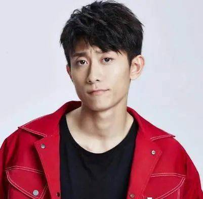 张一山恋情再曝光？深夜与女子酒吧嗨玩牵手不避讳，这次女方却不是宋妍霏？