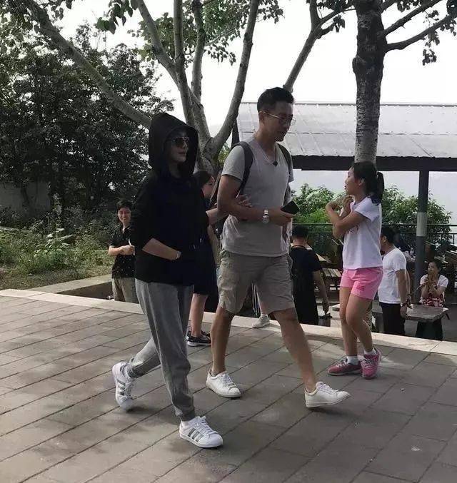 防晒霜|在剧里为了省钱大晒太阳的江疏影，生活中居然坐在车里打伞......