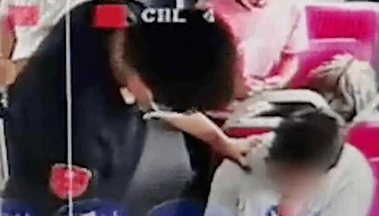 减肥|【心疼】男子公交车上晕倒，原因让人心疼又想笑