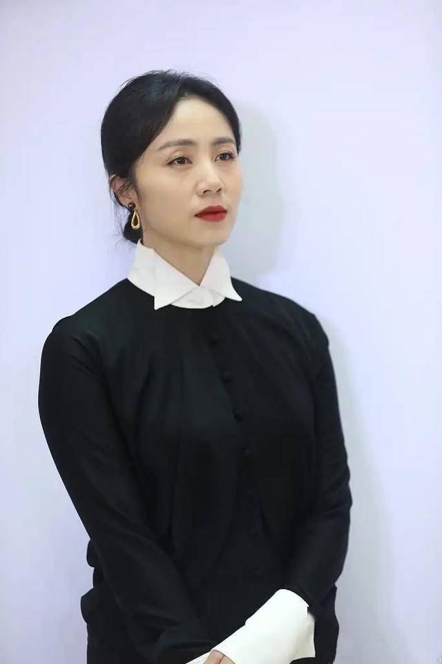 墨镜|孙莉深夜晒美照，戴墨镜穿扮优雅疑接代言，却被赞“多多好漂亮”