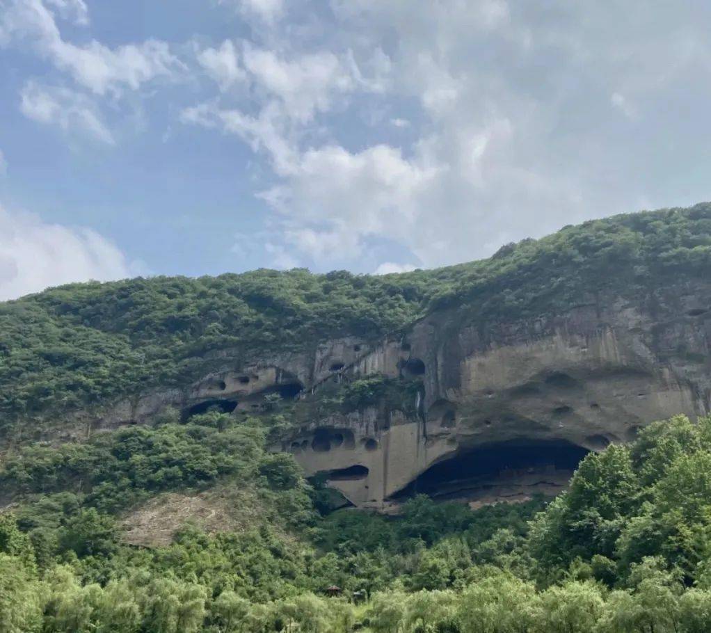 1景区介绍大别山石窟风景区与皖西大裂谷景区接壤,主峰洪山寨,海拔