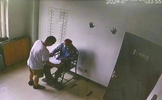 座位|男子高铁霸座辱骂乘警：我就坐这不想动了...