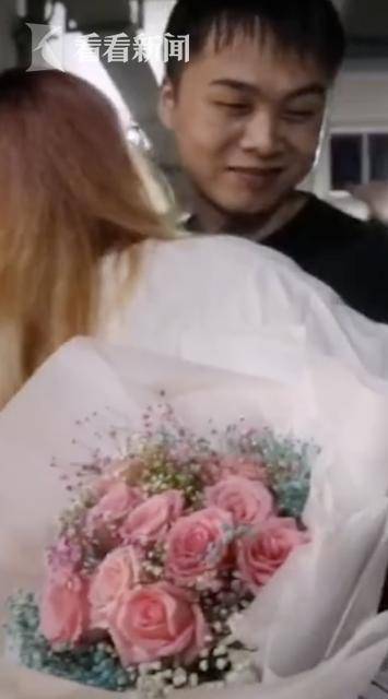 执行任务|民警抓捕凯旋 妻子“突袭”送上“甜蜜暴击”