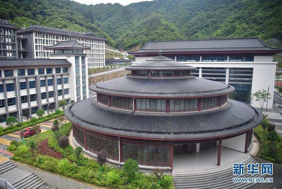 发展|贫困县举债7亿建豪华学校，是走向发展教育的反面