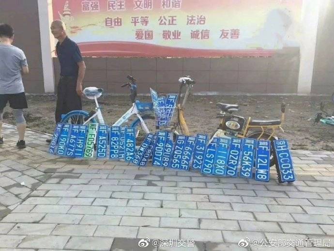 车主|神操作捡大雨中掉落的车牌在路边摆摊等车主，给硬核大爷点赞！