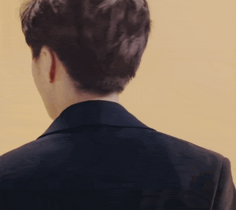 王俊凯魅力回眸杀 迢迢一眼百媚生