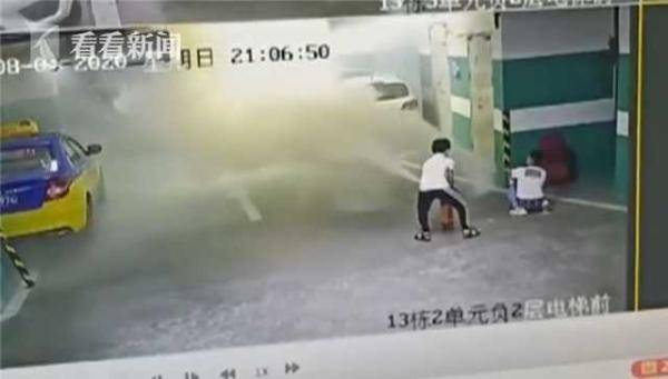 灭火器|两小孩乱弄灭火器 小区地下车库里车辆全白了头