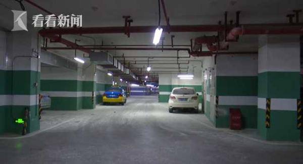 灭火器|两小孩乱弄灭火器 小区地下车库里车辆全白了头