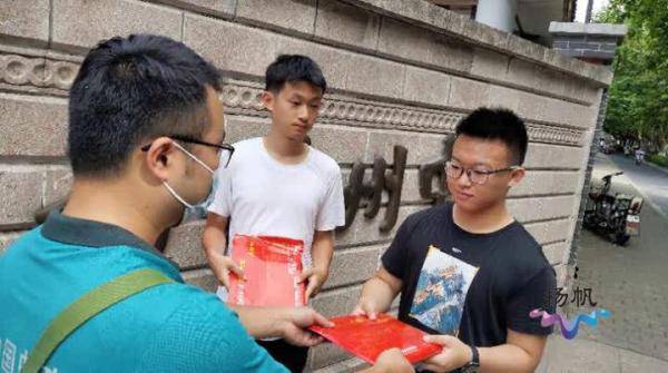 通知书|扬州首批本一批次高考录取通知书抵扬 考生应保持电话畅通