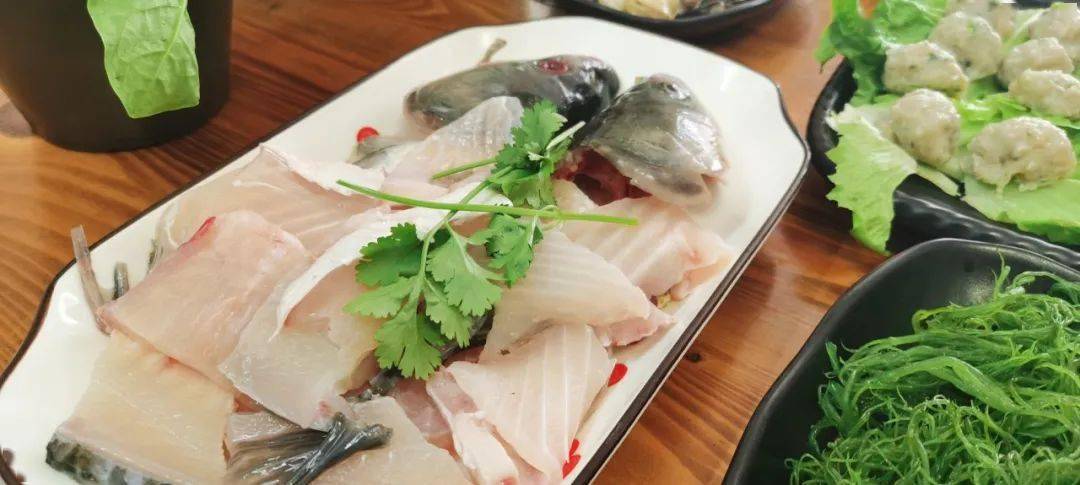店里最大的特色当属鱼火锅了,以鱼类菜品为主,锅底是由矿泉水与香米
