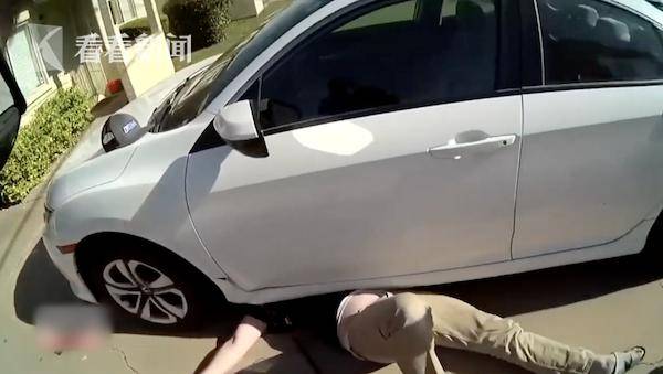 车底|男子修车千斤顶突然倒塌 警察徒手抬车救他一命