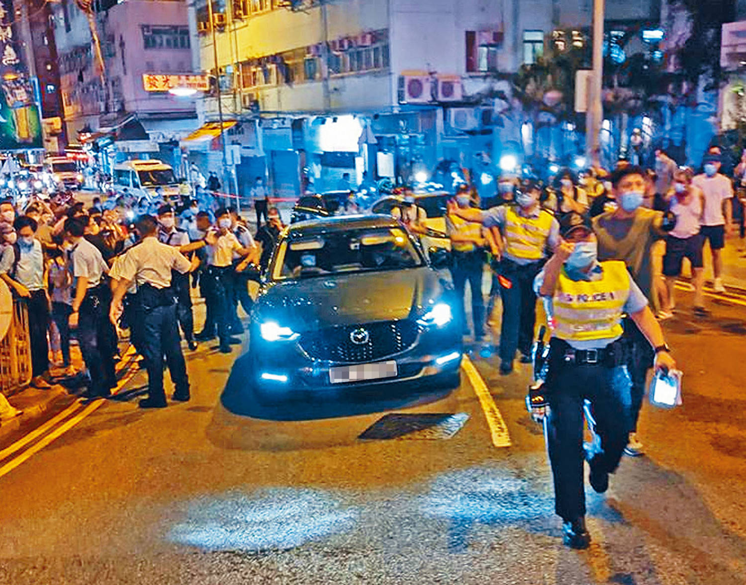 港媒:乱港派议员许智峰"碰瓷"记者,并抹黑警方