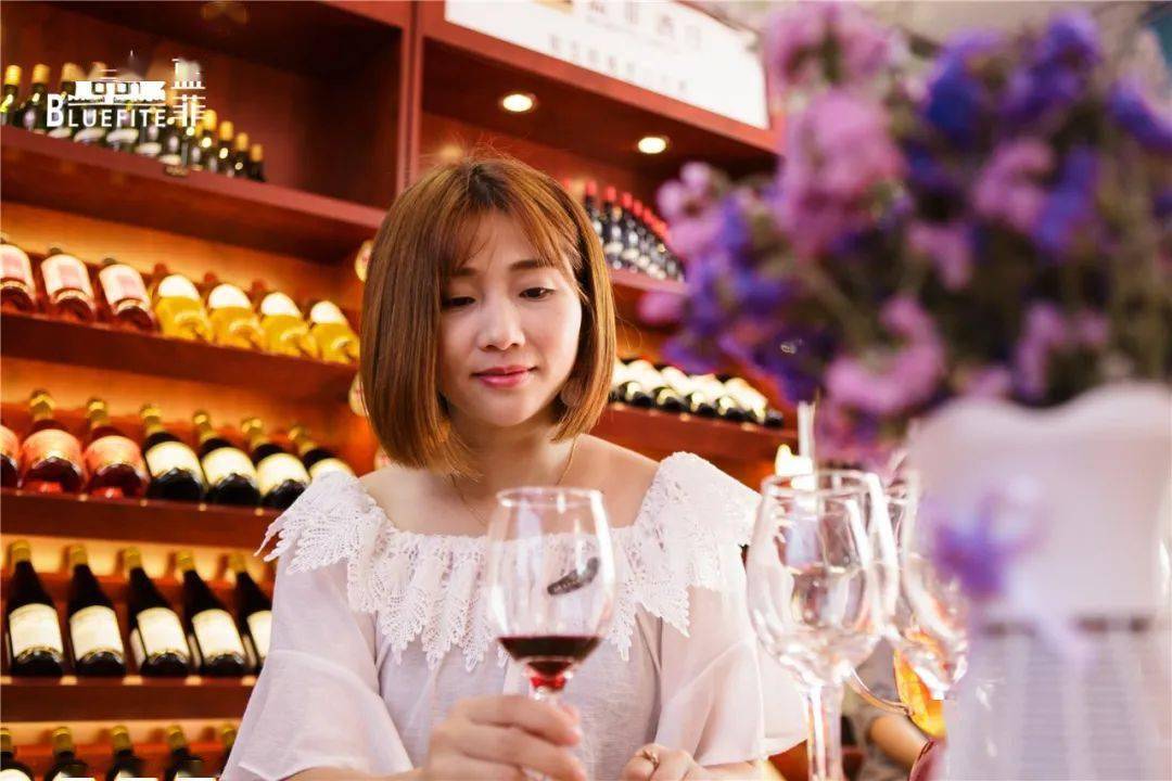 反应|蓝菲红酒小课堂︱开瓶后的红酒能放几天？