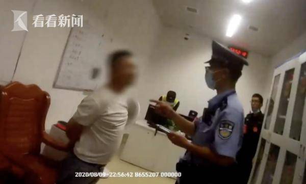 警务人员|“再眨眼拍死你”！醉汉地铁站内“爬行”还打伤辅警