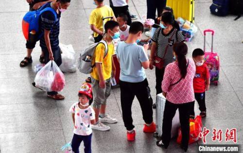 候车|福州：小朋友提前返乡备开学