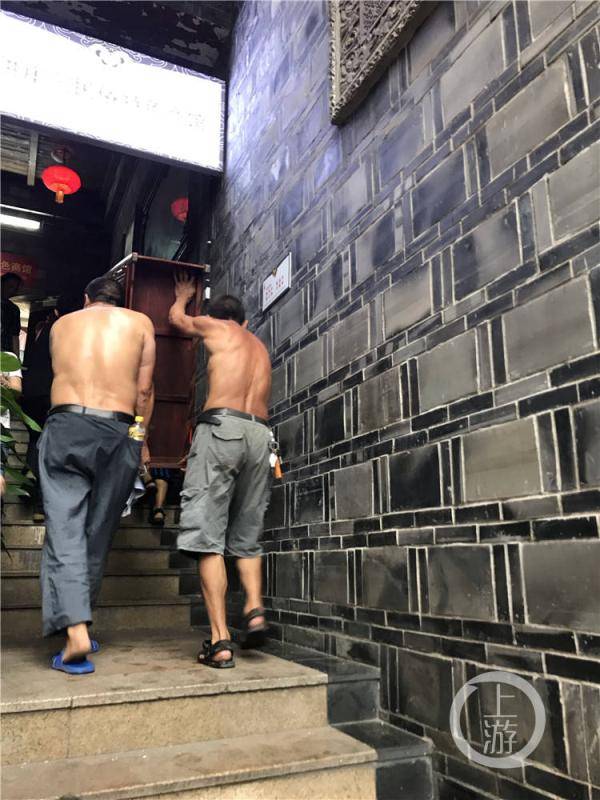 方女士|嘉陵江洪水进入洪崖洞景区一楼 断电前一秒商户还在搬东西