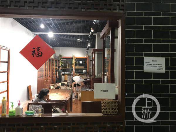 方女士|嘉陵江洪水进入洪崖洞景区一楼 断电前一秒商户还在搬东西