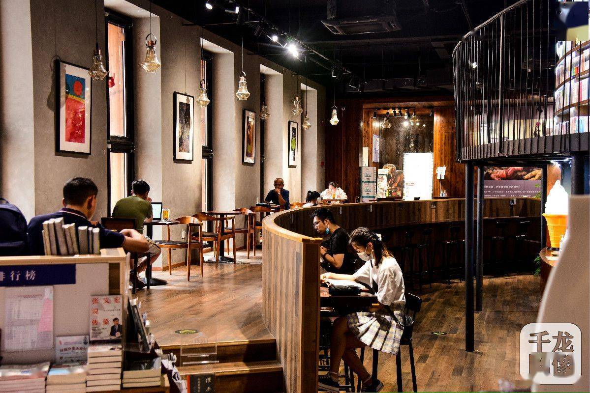 三联韬奋书店|京彩｜书山行旅中的三联韬奋书店