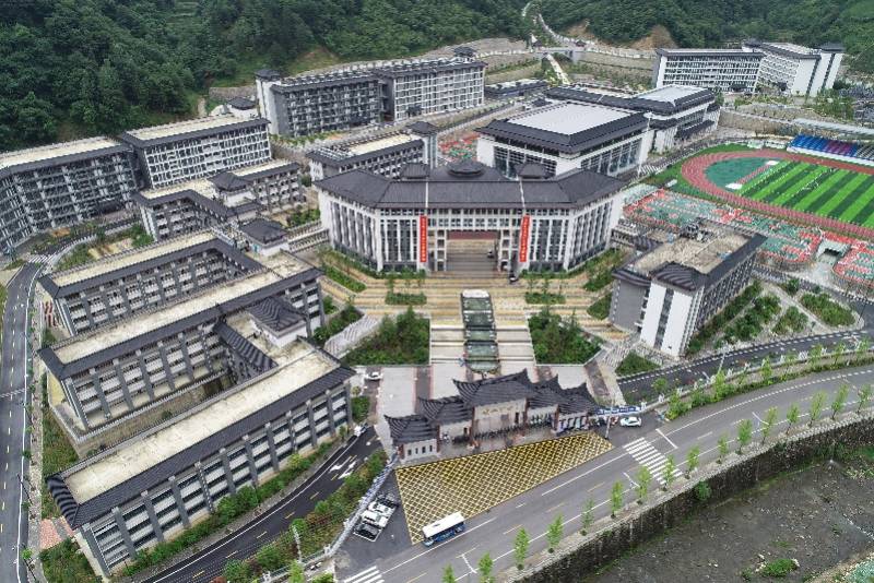 警示|7.1亿建“豪华中学”警示慷慨办教育也可能走歪