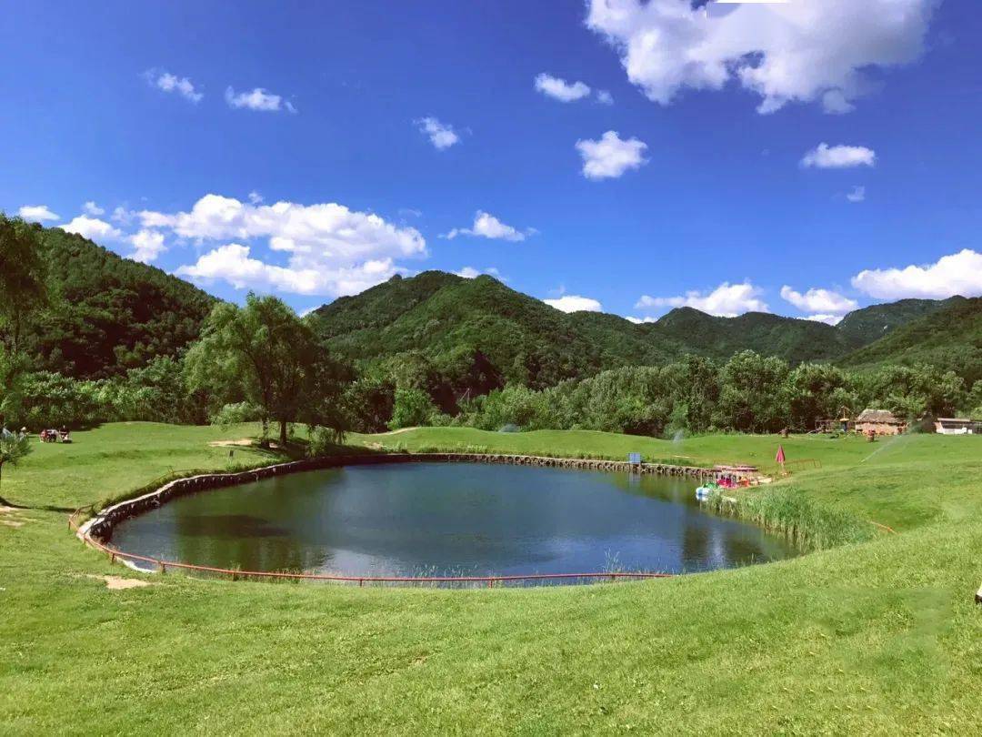 自然风景区位于延庆城区西北, 地处深山,人迹罕至,景色秀丽,是北京