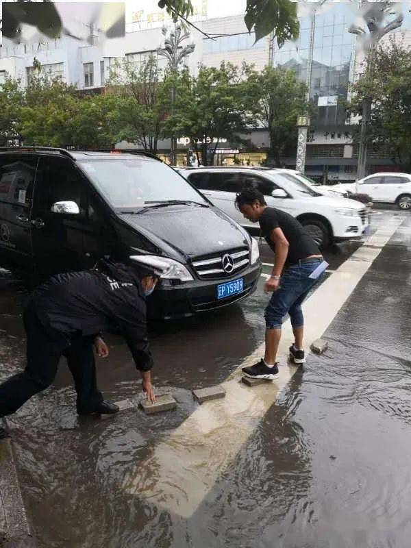 8月13日,七星街西门有大量的积水,过往群众只能湿鞋淌水,执勤民警灵活