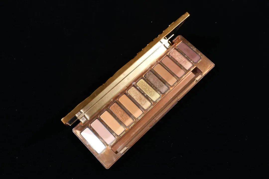 美人|彩妆博主人手一盘的UD眼影，究竟是真好用还是纯跟风？！