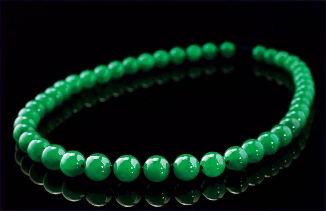 翡翠|清代满绿翡翠珠链现身鉴宝,一颗就值20万?!