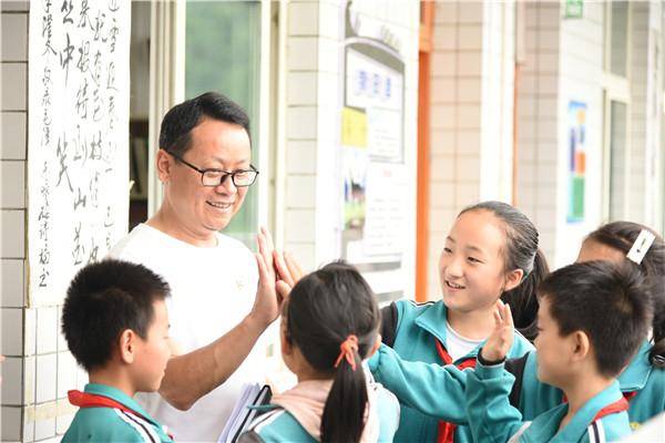 支起|支起一张干净平整的课桌