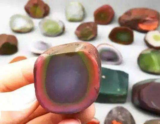 玛瑙|杨杨：5大“美人玉”，价格低哭了！却颜值不输翡翠，质感媲美羊脂！