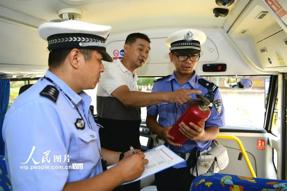 体检|江西赣州：校车“体检”迎开学