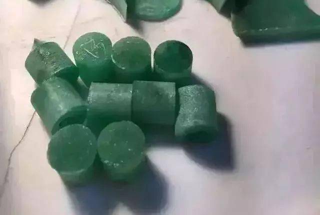 翡翠|清代满绿翡翠珠链现身鉴宝,一颗就值20万?!