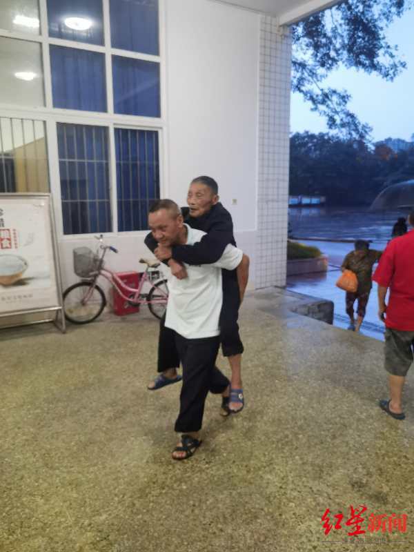 温江区|大雨中，公交车司机的这个举动很暖心……