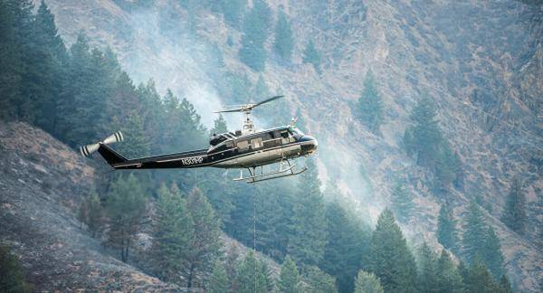 美国一架消防直升机坠毁引发火灾 飞行员身亡
