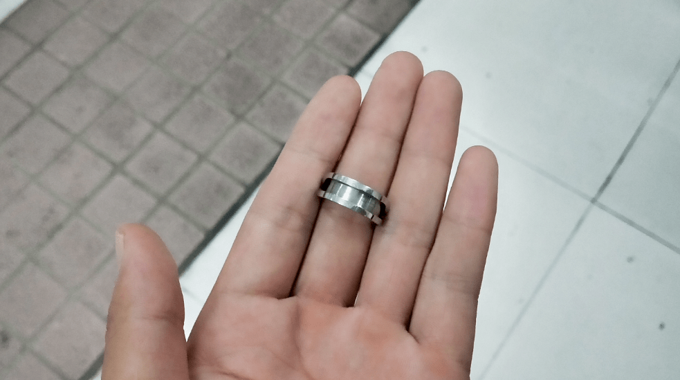 根据观察 孩子右手无名指 被一个钢制戒指卡住 消防员立即在孩子手指