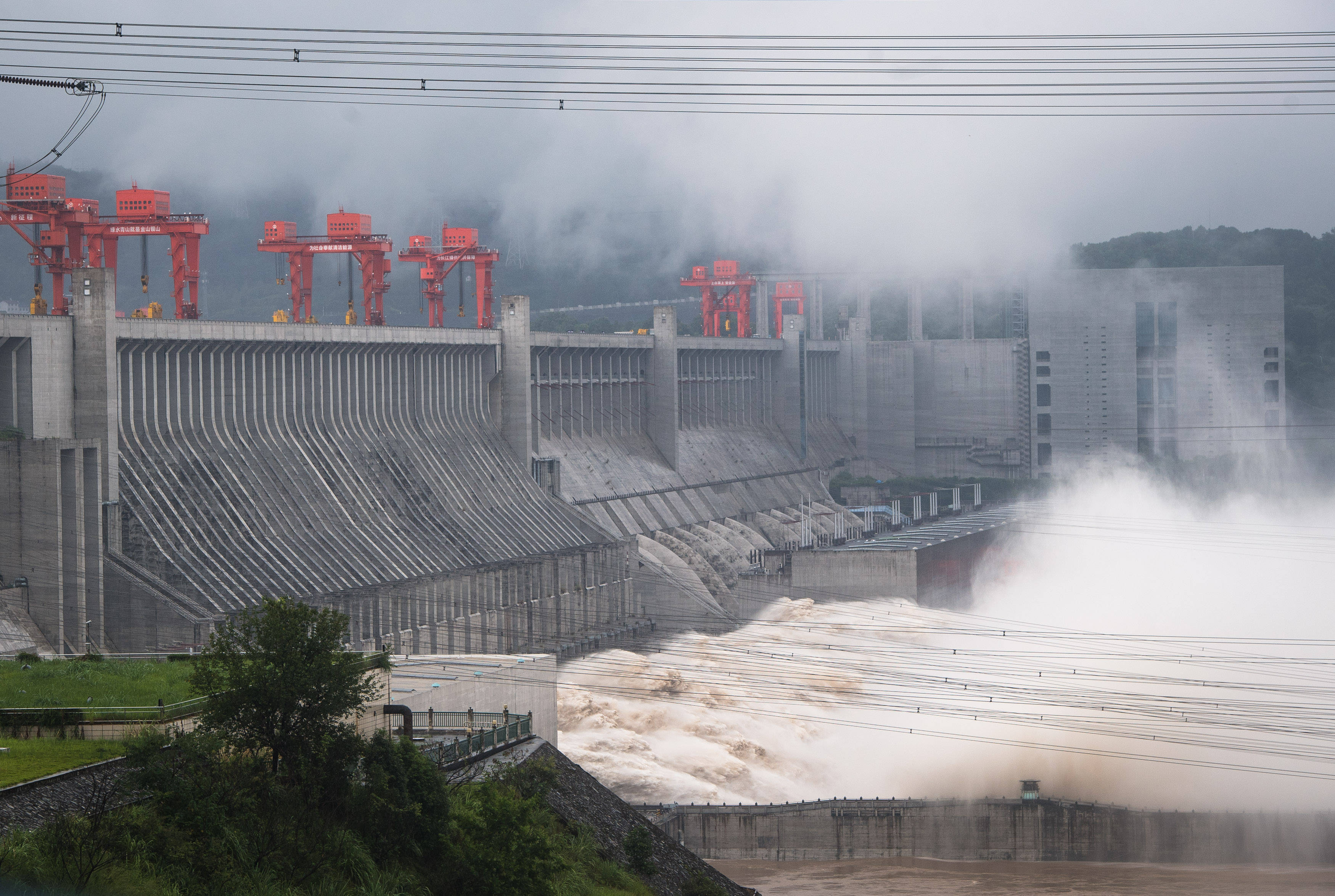 迎战建库以来最大洪峰8月20日,长江三峡水利枢纽工程开启泄洪深孔泄洪