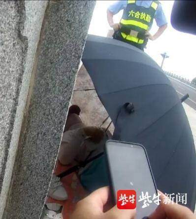 全身|烈阳下女子全身捂严睡桥面，竟称为身体“除湿”？