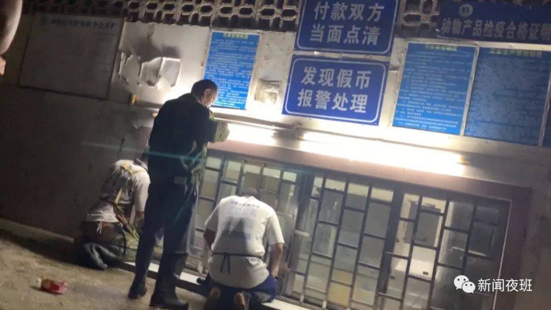 南宁|广西南宁又现“丁义珍式窗口” 办事要半蹲甚至跪下