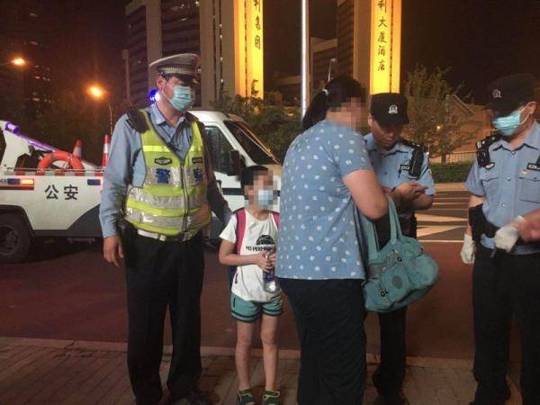 小男孩|8岁儿童迷路 巡逻交警帮助寻家人