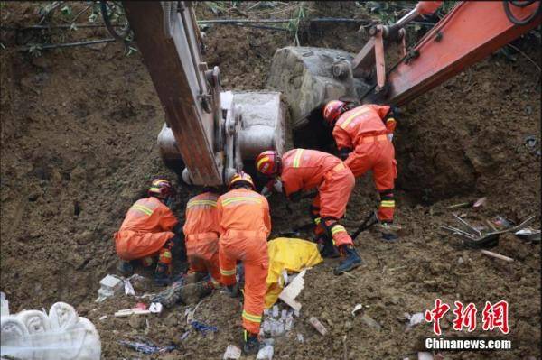 雅安|四川雅安汉源村庄滑坡致8人失联 救援紧张进行中
