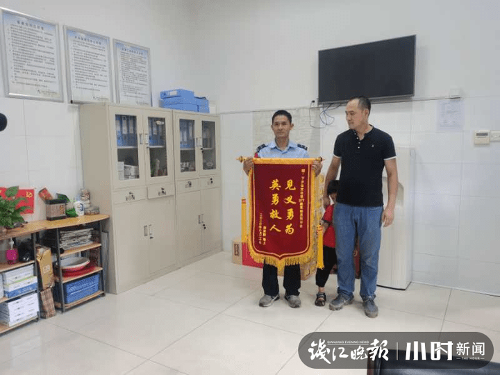 公交公司|顾不上脱衣服，杭州公交司机“噗通”跳下河救起4岁男孩