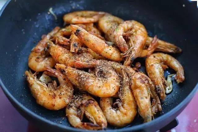 大虾|试试这个做法,连虾壳都吃的一干二净大虾别再油焖了