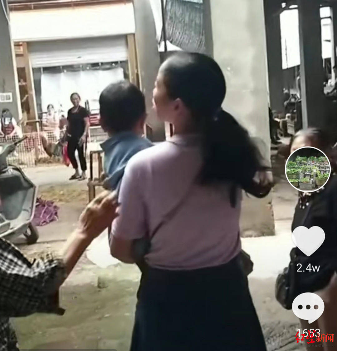 孩子|女子破音“怒吼”：哪个的娃娃掉了？成功帮娃娃找到家人 网友：这是爱的呼唤