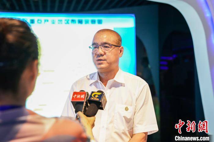 图为王宗文接受采访 陈冠言 摄