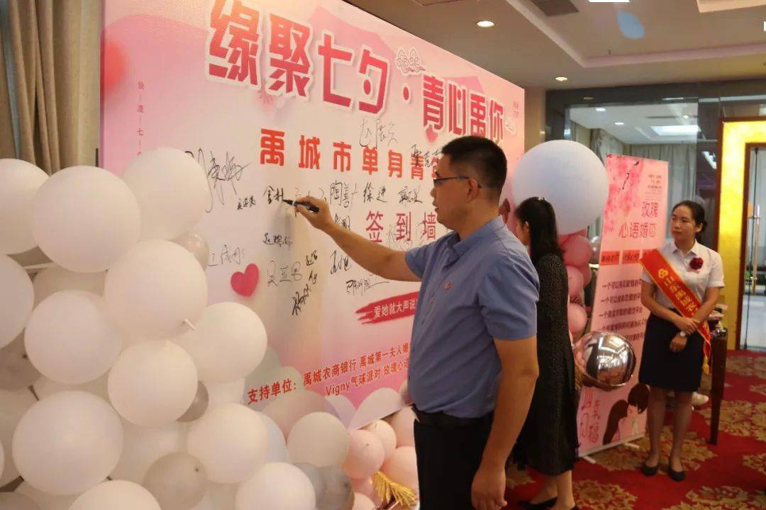 动听的音乐,在浪漫温馨的联谊现场,44名参加活动的单身男女青年从签到