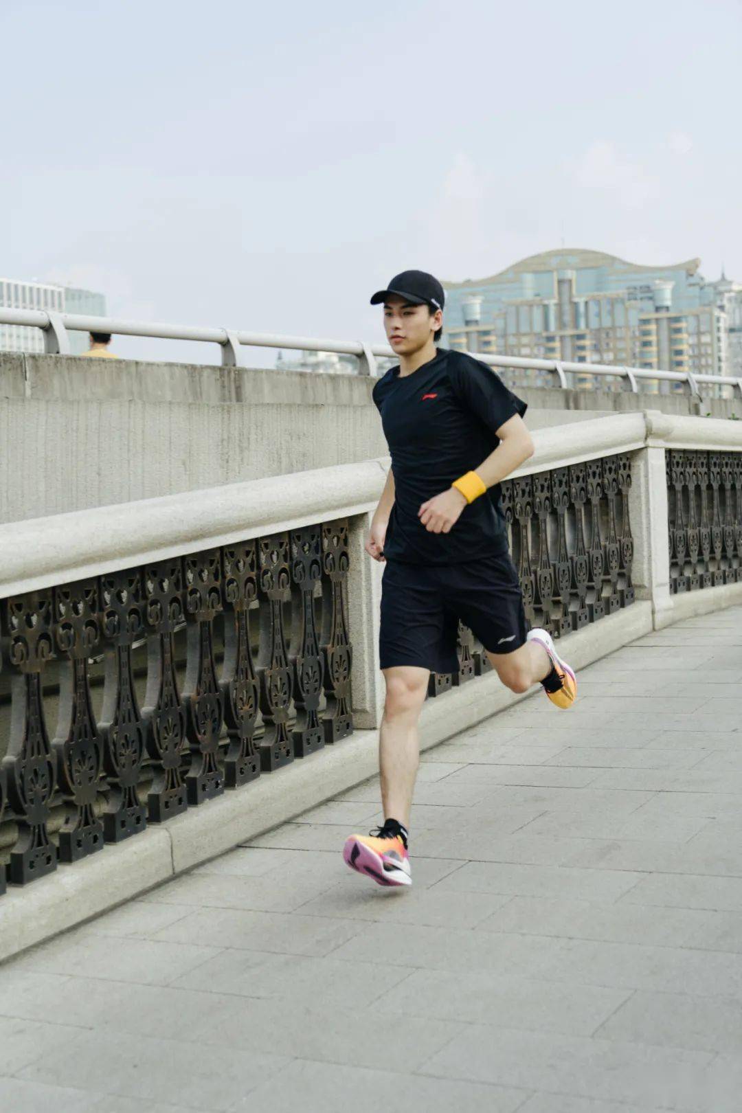 跑鞋|造型特辑 | 打破专业跑鞋“不时髦”的刻板印象,或许要看李宁「绝影」。