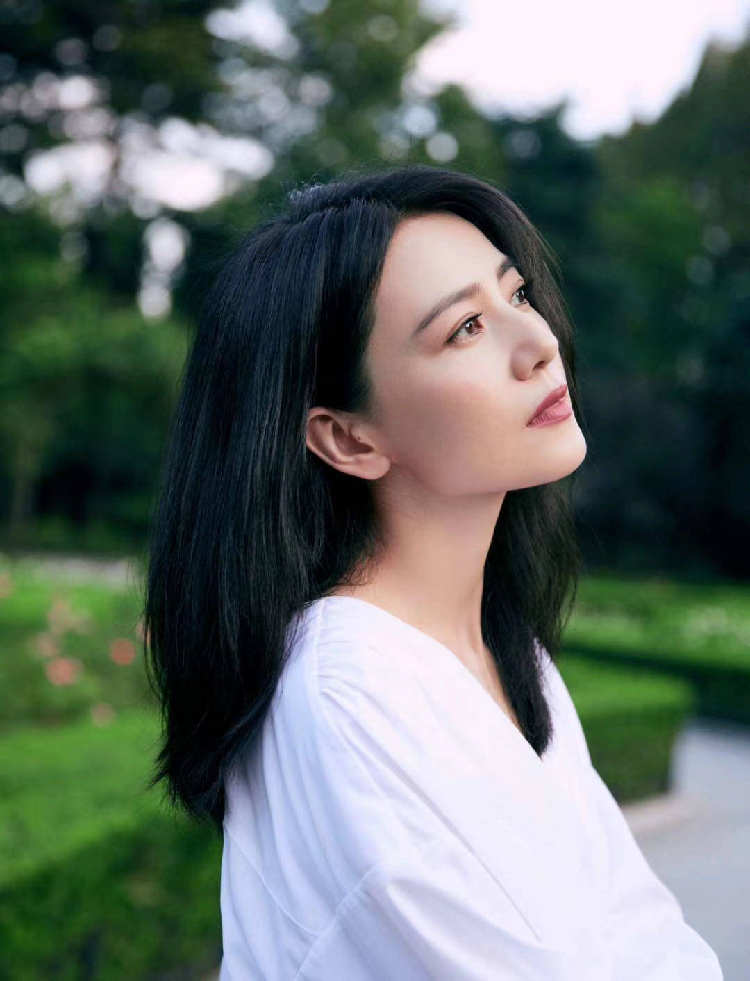 高圆圆|高圆圆身着黑白长裙美丽十足！