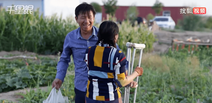 妻子|沙漠里给30万网友种爱情树，这对夫妻火了！