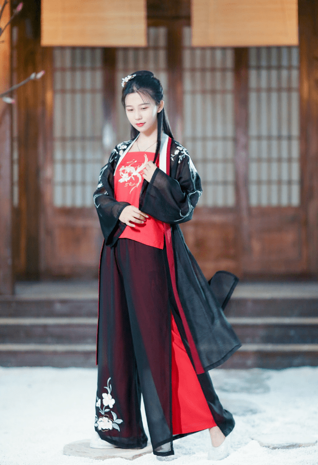 黑色|汉服中的经典配色——红黑，张扬与稳重并存，再过十年也不会过时